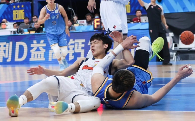 开云官网-徐杰健康时不选，伤了又征召，球迷怒批郭士强：就不能召郭昊文？